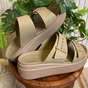 LiteRide Crocs Size 7 Brooklyn Platform Olive Green Low Wedge Buckles